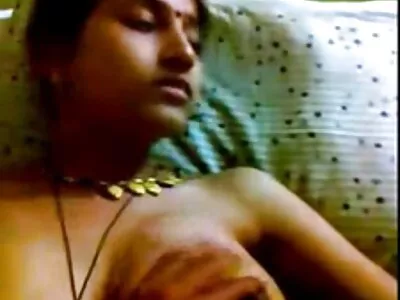 സുന്ദരിയായ സുന്ദരിയായ സ്ത്രീ കോഴി മുലകുടിക്കാൻ ഇഷ്ടപ്പെടുന്നു