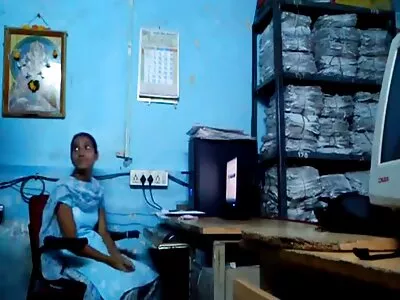 ധനികൻ തന്റെ വേലക്കാരിയെ സ്വയംഭോഗത്തിൽ പിടിക്കുന്നു