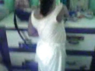 ബ്രിട്‌നി ആംബർ തന്റെ കാമുകിയുടെ മൂക്കിന് താഴെ രണ്ടാനച്ഛനെ ഭോഗിക്കുന്നു