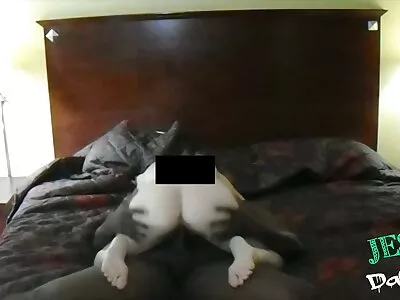 ബസ്റ്റി എബോണി ബാർബി ക്രിസ്റ്റൽ സ്വീകരണമുറിയിൽ അസ്ഥികൂടുന്നു